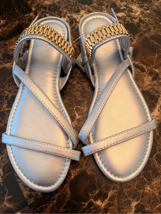 Angel shoes Shoes - Silver Metallic Strappy Flat Sandals with Gold Chain Accent Women’sSize 8(EU 39)